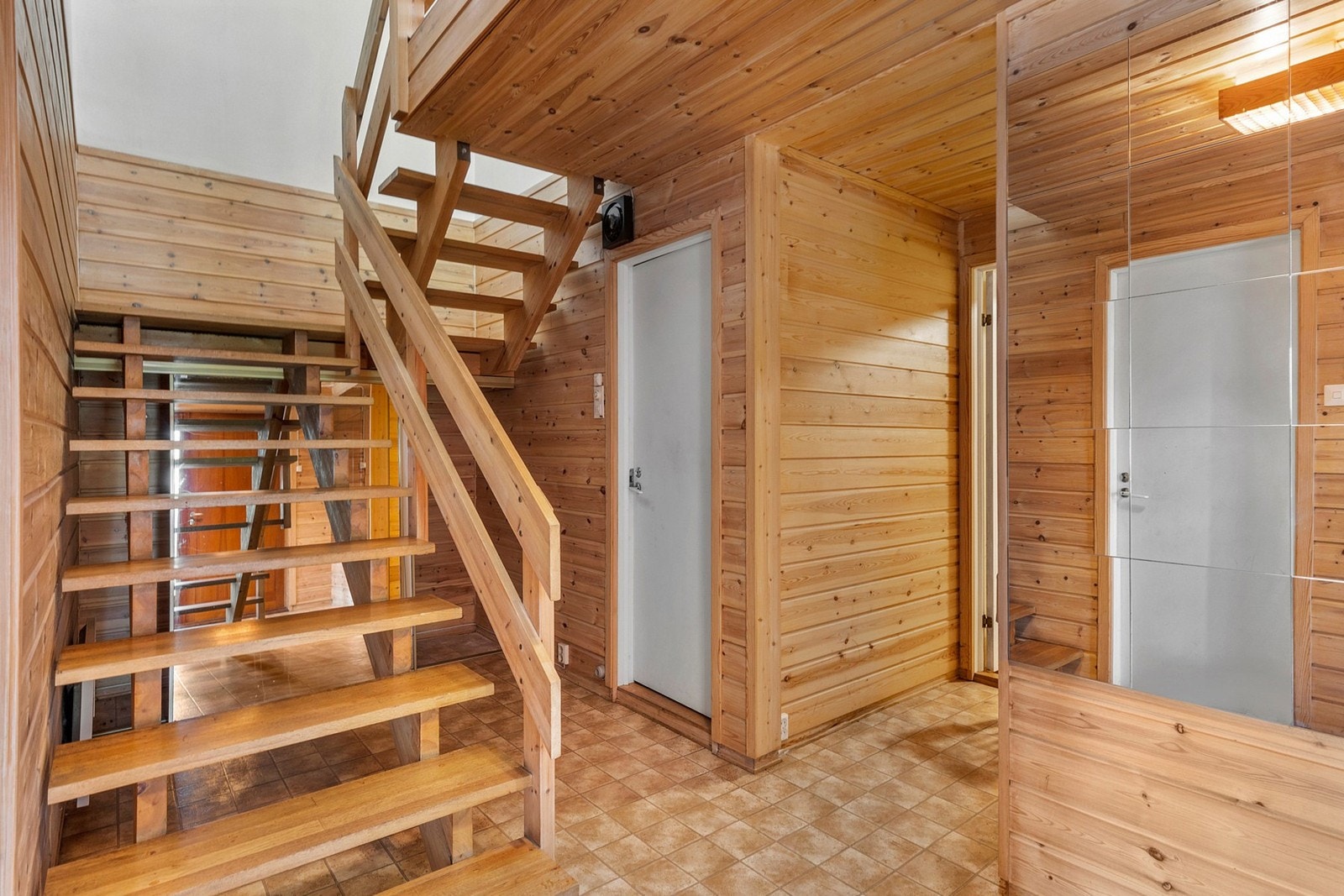 Entre/gang med trapp til plan 2 Galleribilde