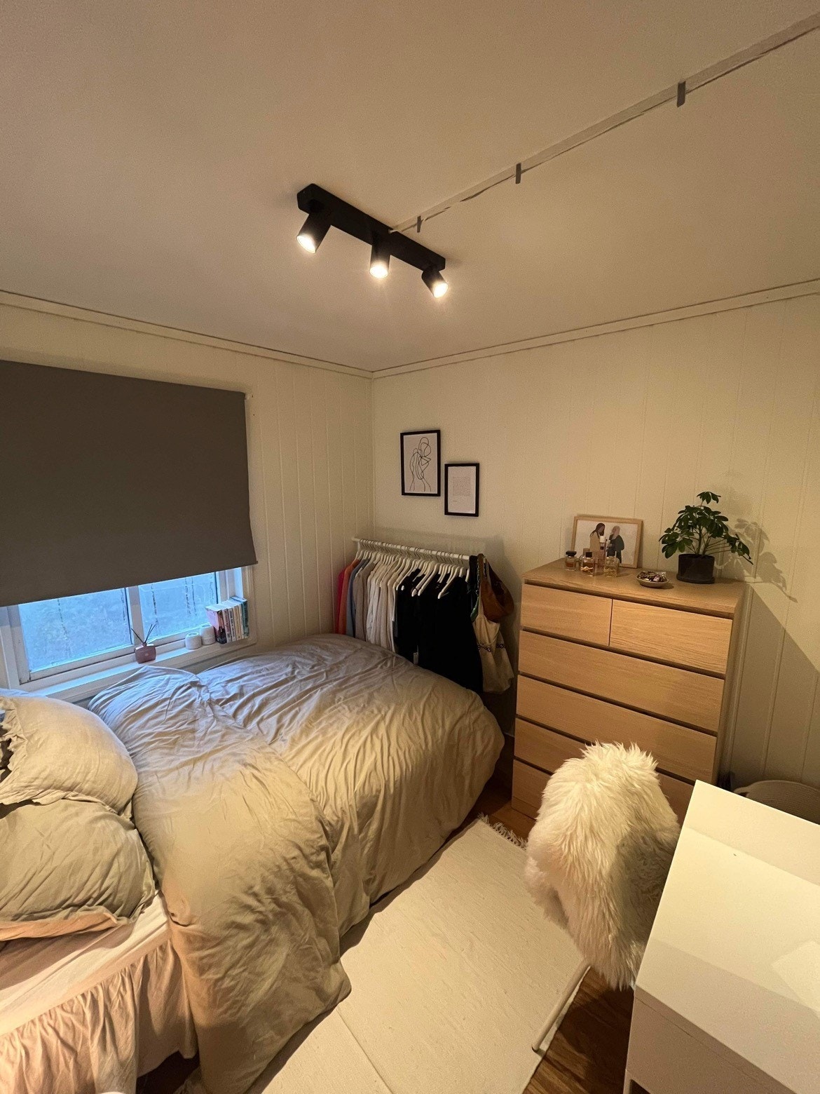 Begge rommene har god plass til seng, og garderobe Galleribilde