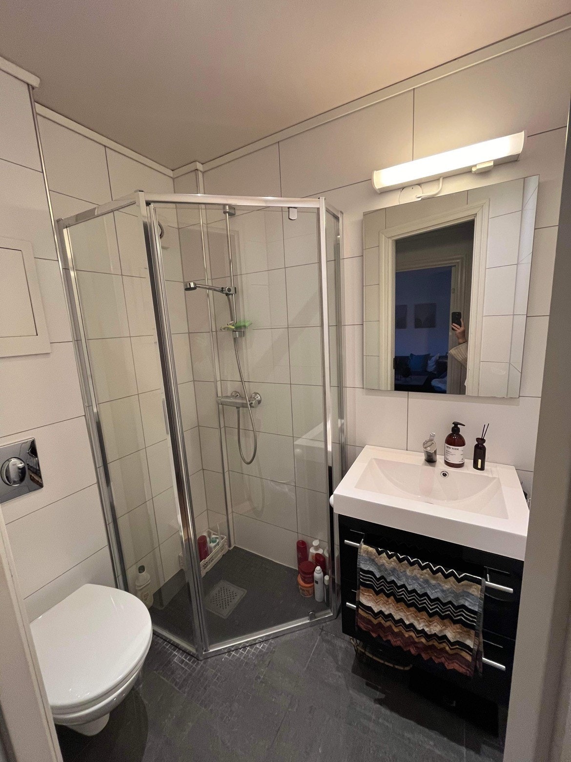 Badet er flislagt og har varme i gulv - Felles vaskerom Galleribilde