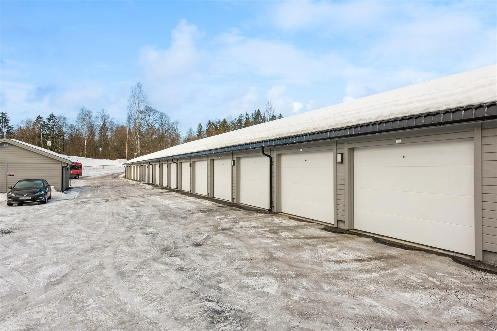 Boligen disponerer en garasjeplass i felles garasjerekke med el. port og lader. Galleribilde