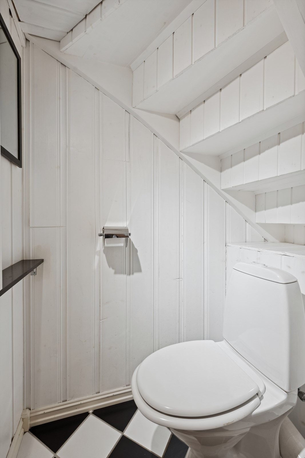 WC-rom i kjeller Galleribilde