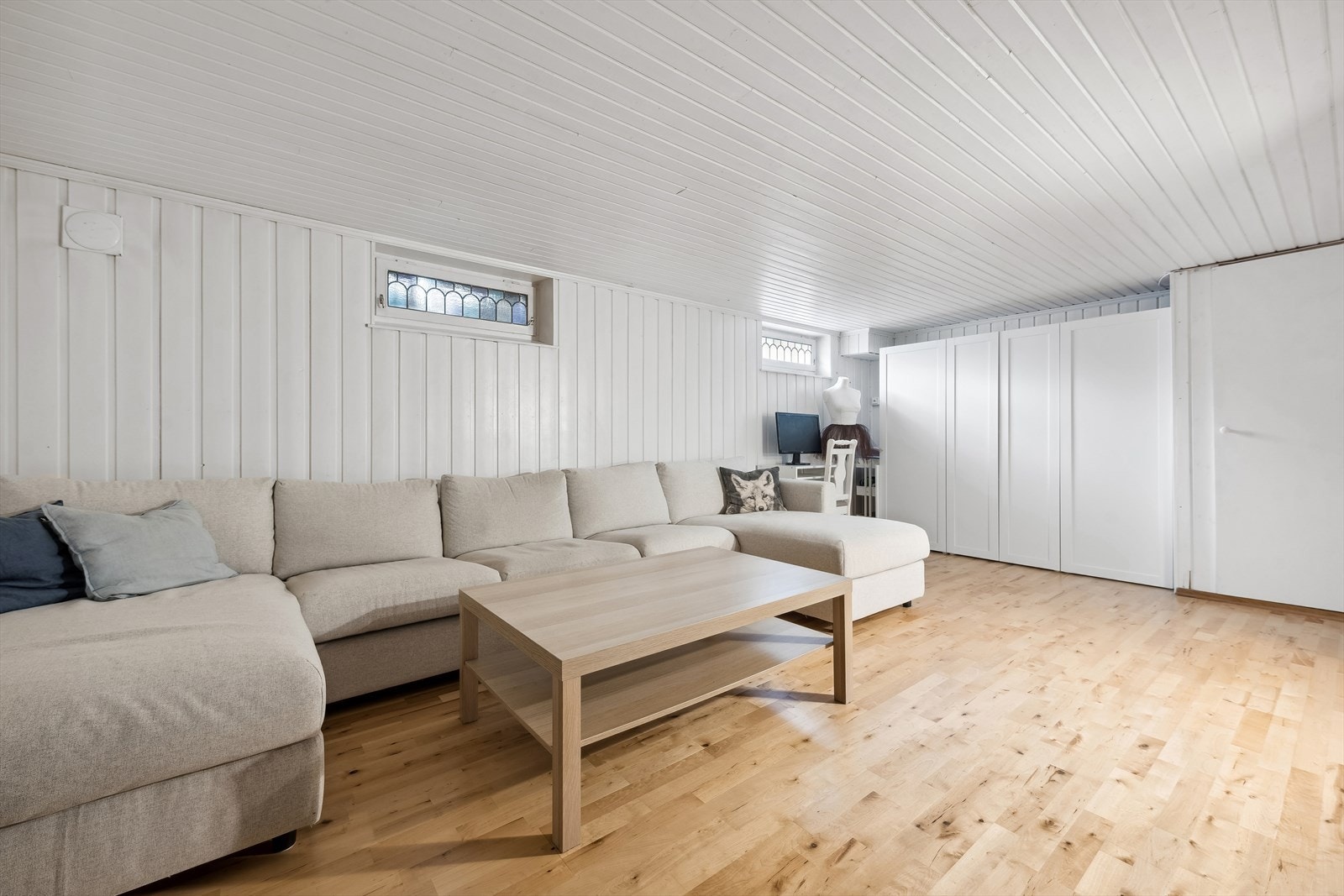 Romslig kjellerstue med varmekabler i gulv Galleribilde