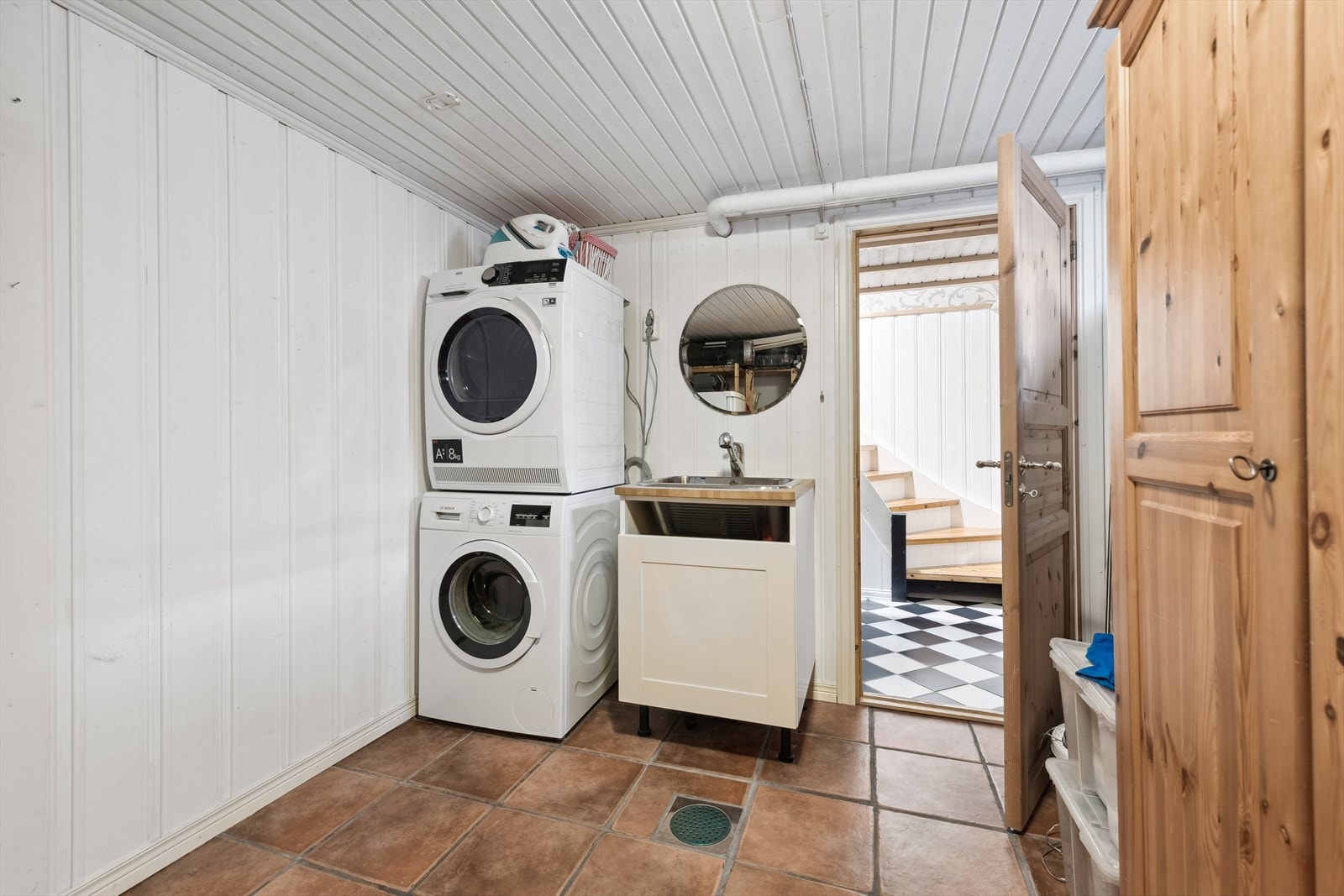 Praktisk vaskerom/bod med opplegg for vaskemaskin/tørketrommel, og utslagsvask. Galleribilde
