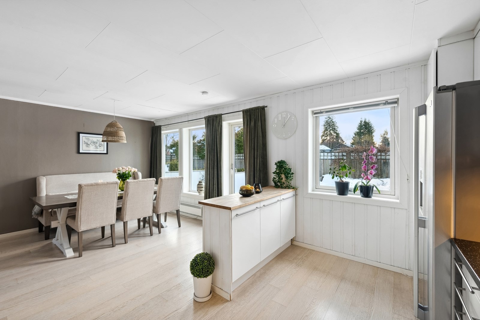 Fra stue/kjøkken er det videre adkomst ut til terrasse og hage Galleribilde