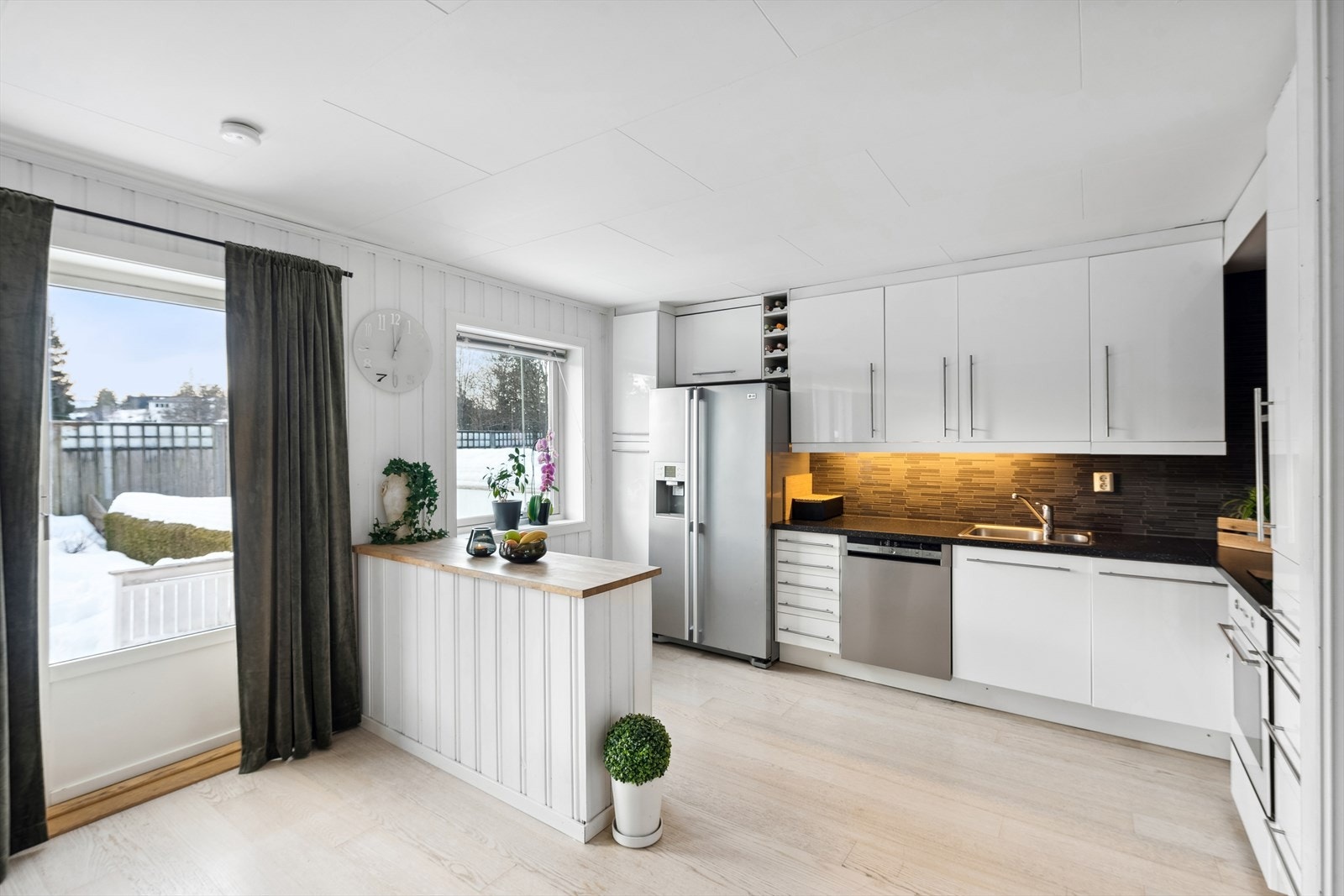 Kjøkkenet er i en åpen og luftig løsning mot stue/spisestue. Galleribilde