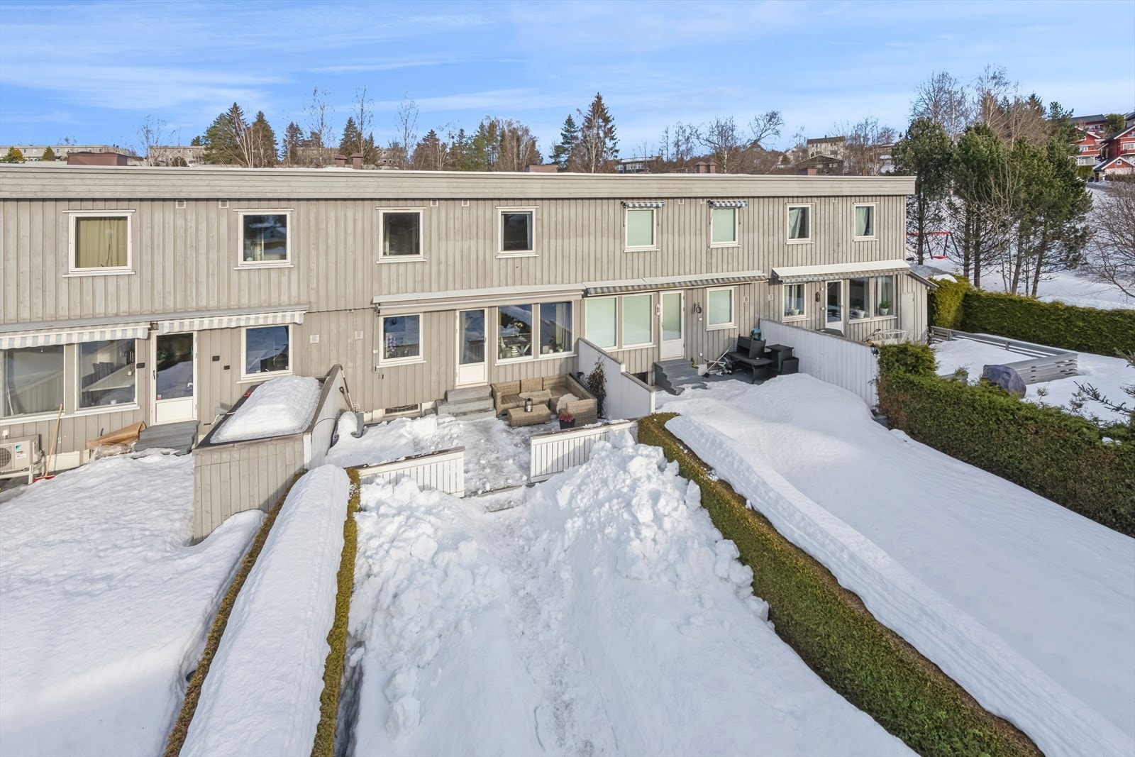 Fra terrassen er det videre adkomst til en skjermet og fin hagedel. Galleribilde