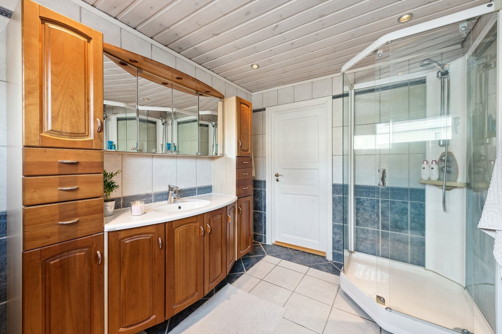 Badet er utstyrt med dusjkabinett, wc og en romslig baderomsinnredning. Galleribilde