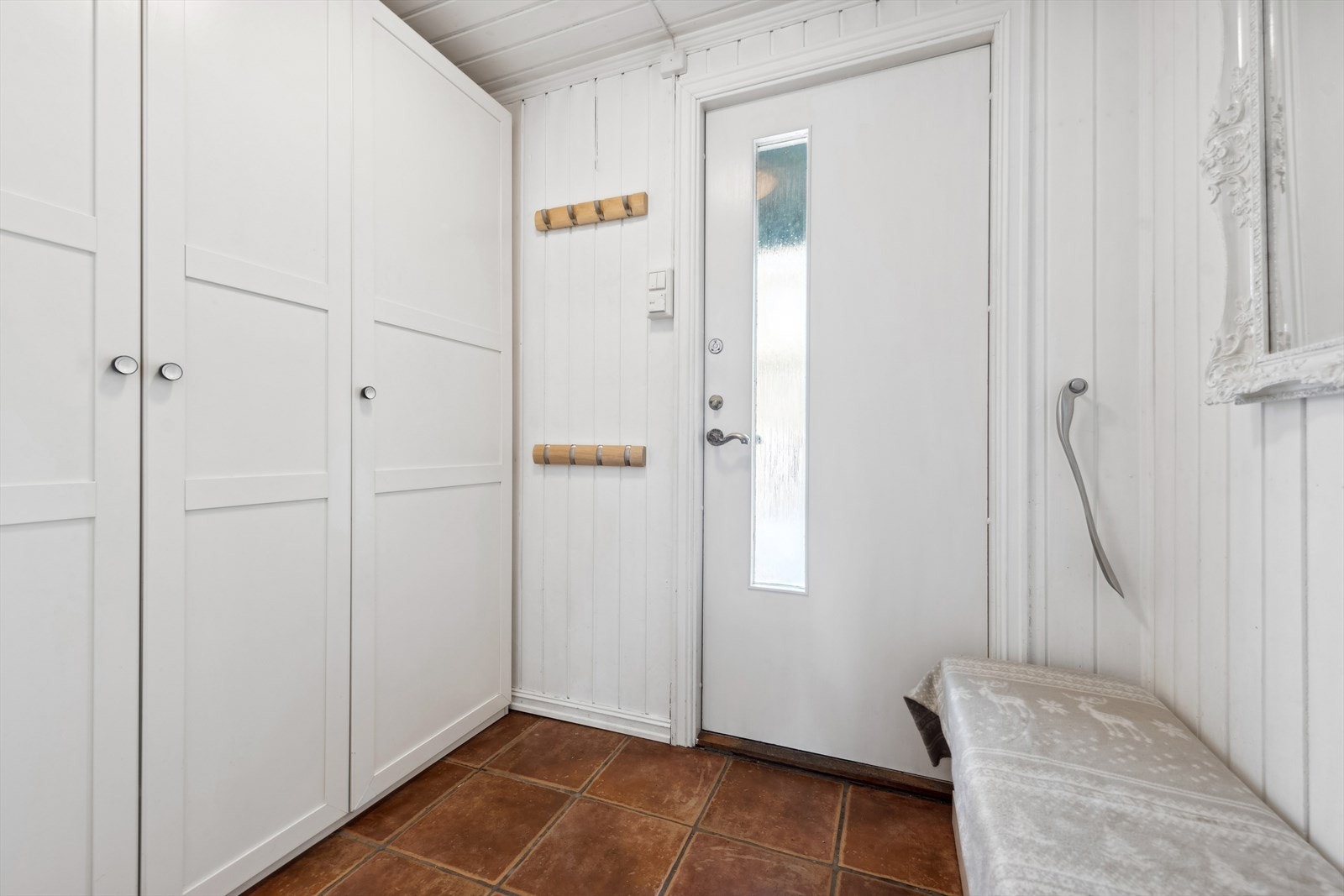 Velkommen inn! Flislagt entré med varmekabler og plass for garderobeløsninger. Galleribilde