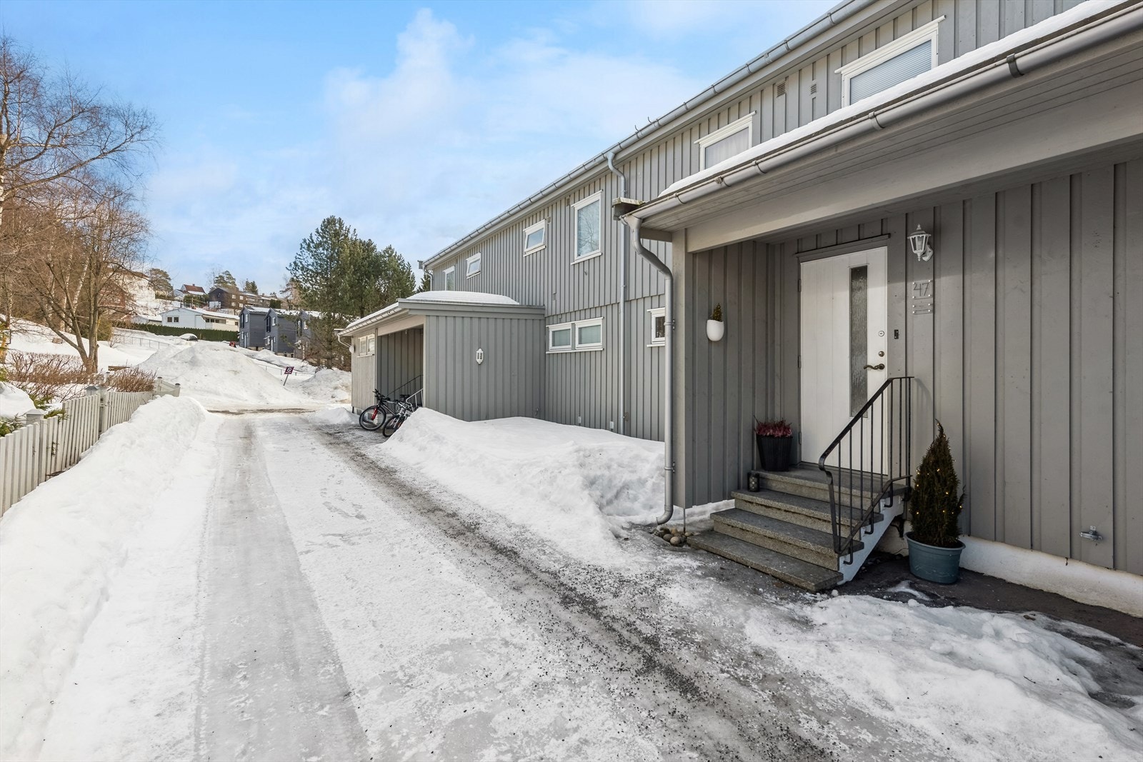 Hyggelig overbygget inngangsparti. Galleribilde