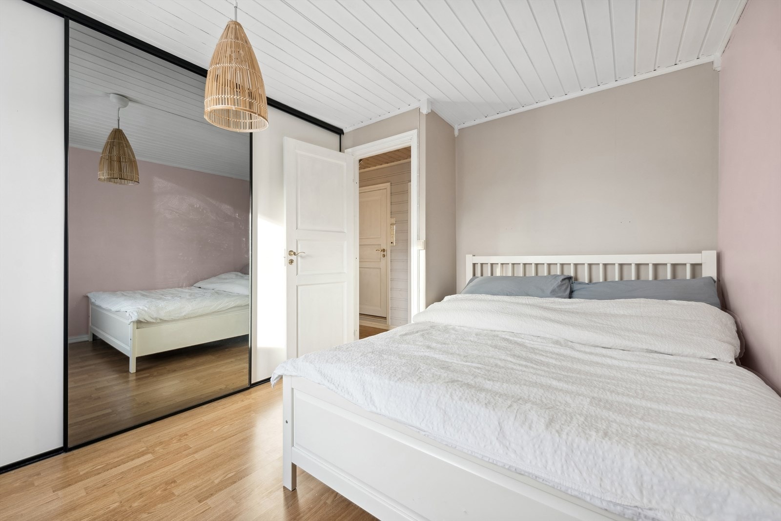 Innebygget skyvedørsgarderobe Galleribilde