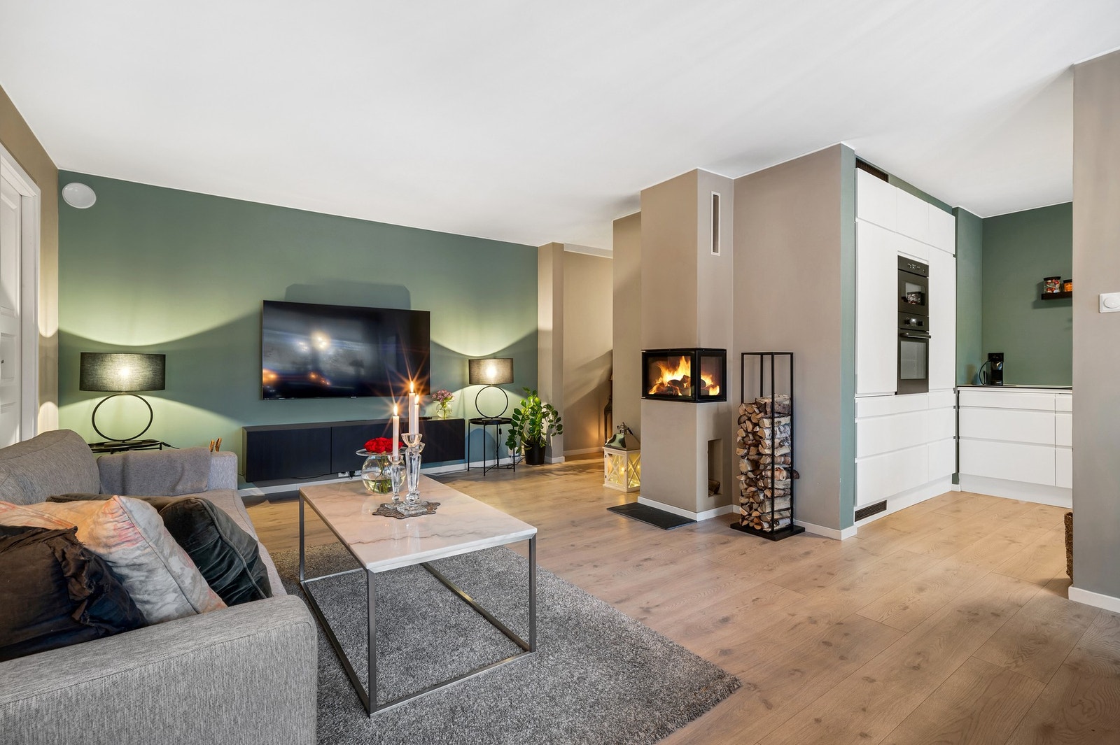 Lekker og moderne peisinnsats på stue. Alle overflater er oppusset og bidrar sammen med et godt lysinnslipp til en lett og luftig atmosfære. Galleribilde