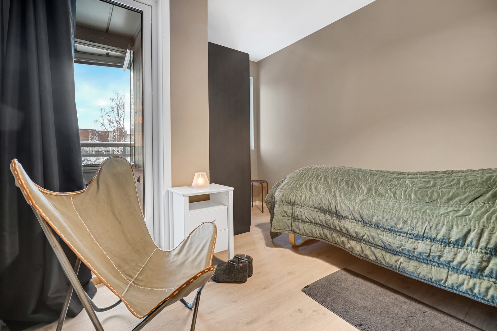 Soverom 2 på ca 8 kvm med egen utgang til balkongen. Galleribilde