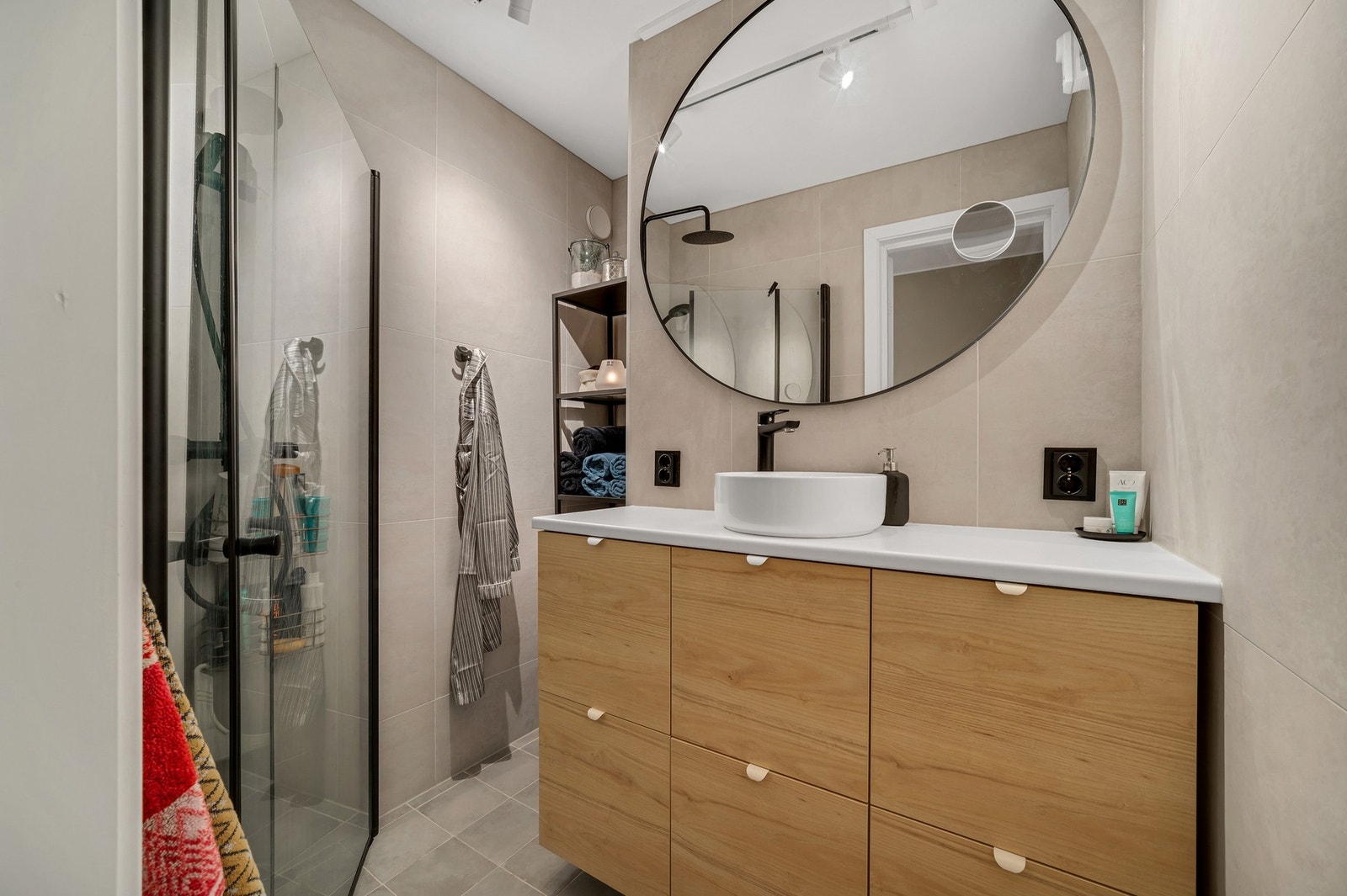 Pent bad med mye lagringsplass, moderne dusjnisje og behagelige fargevalg. Gulvvarme. Galleribilde