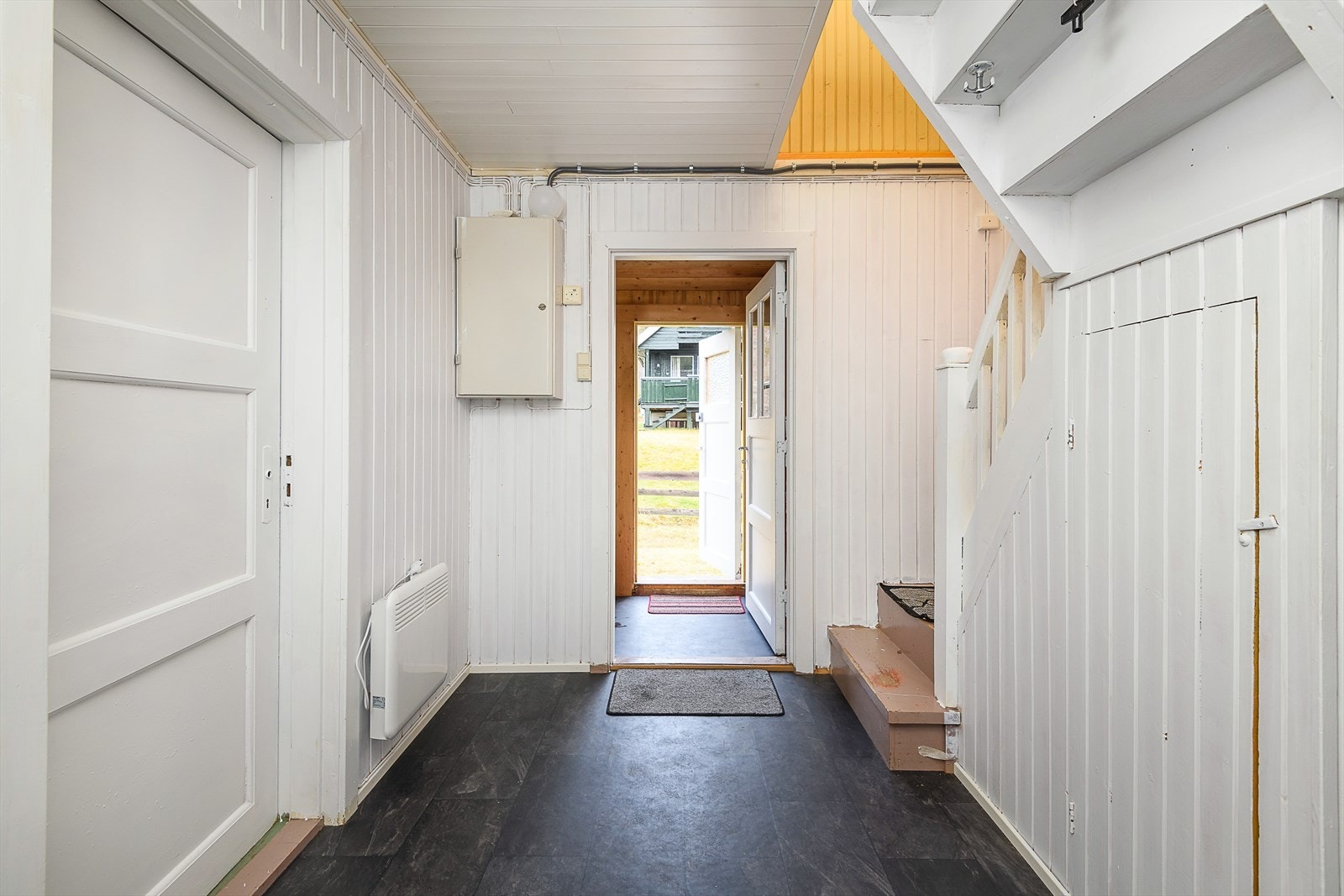 Sikringsskap med automatsikringer i gang. Galleribilde