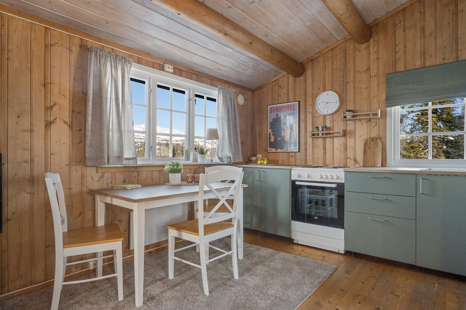 Ny kjøkkeninnreding fra 2022 og hyggelig spiseplass ved kjøkkenvinduet Galleribilde