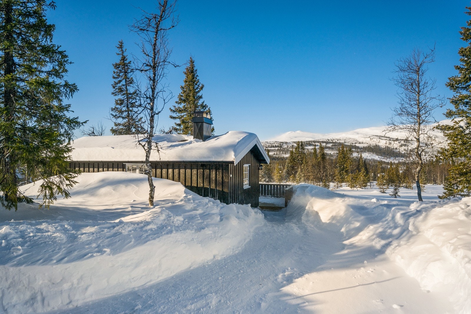 Tomten ligger på ca. 801 moh og har en flott utsikt og meget gode solforhold. Galleribilde