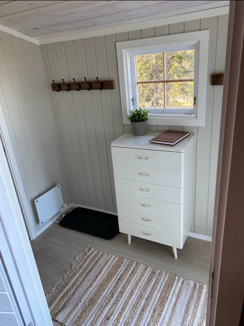 Bilde tatt av selger etter kommode og knagger er satt på plass Galleribilde