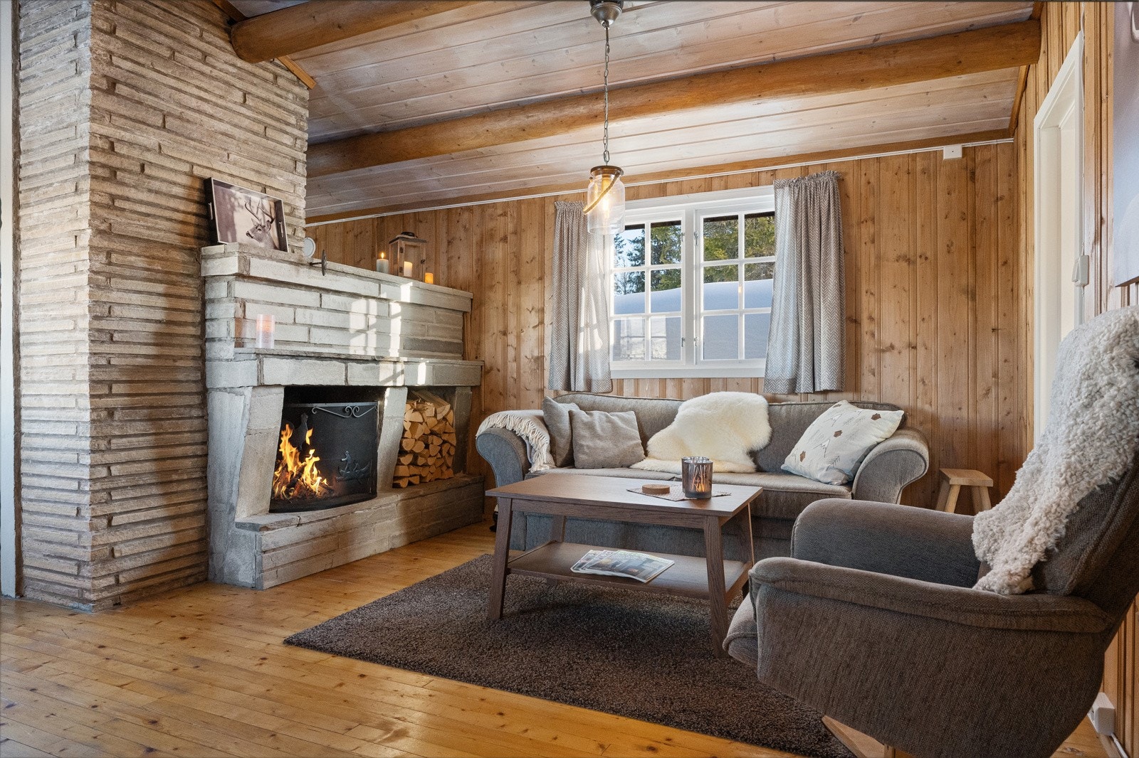 Synlige årer i taket og åpen peis som varmer godt, samt skaper en lun og hyggelig atmosfære. Galleribilde