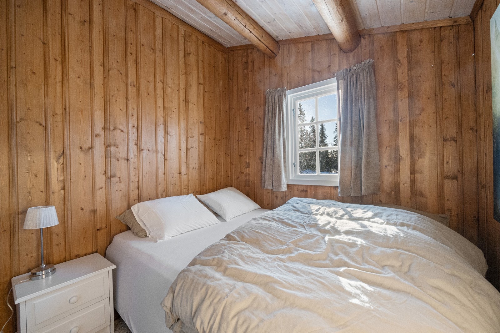 Hytta har to gode soverom, med totalt 6 sengeplaser slik den er innredet i dag. Galleribilde