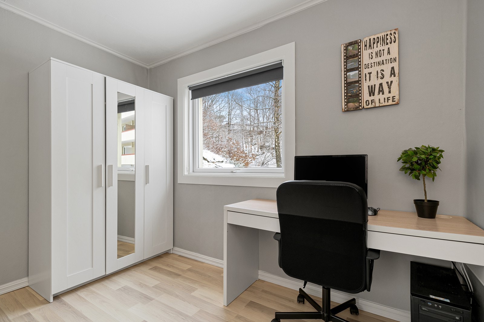 Kan innredes med seng, garderobeskap, kommode og pult Galleribilde