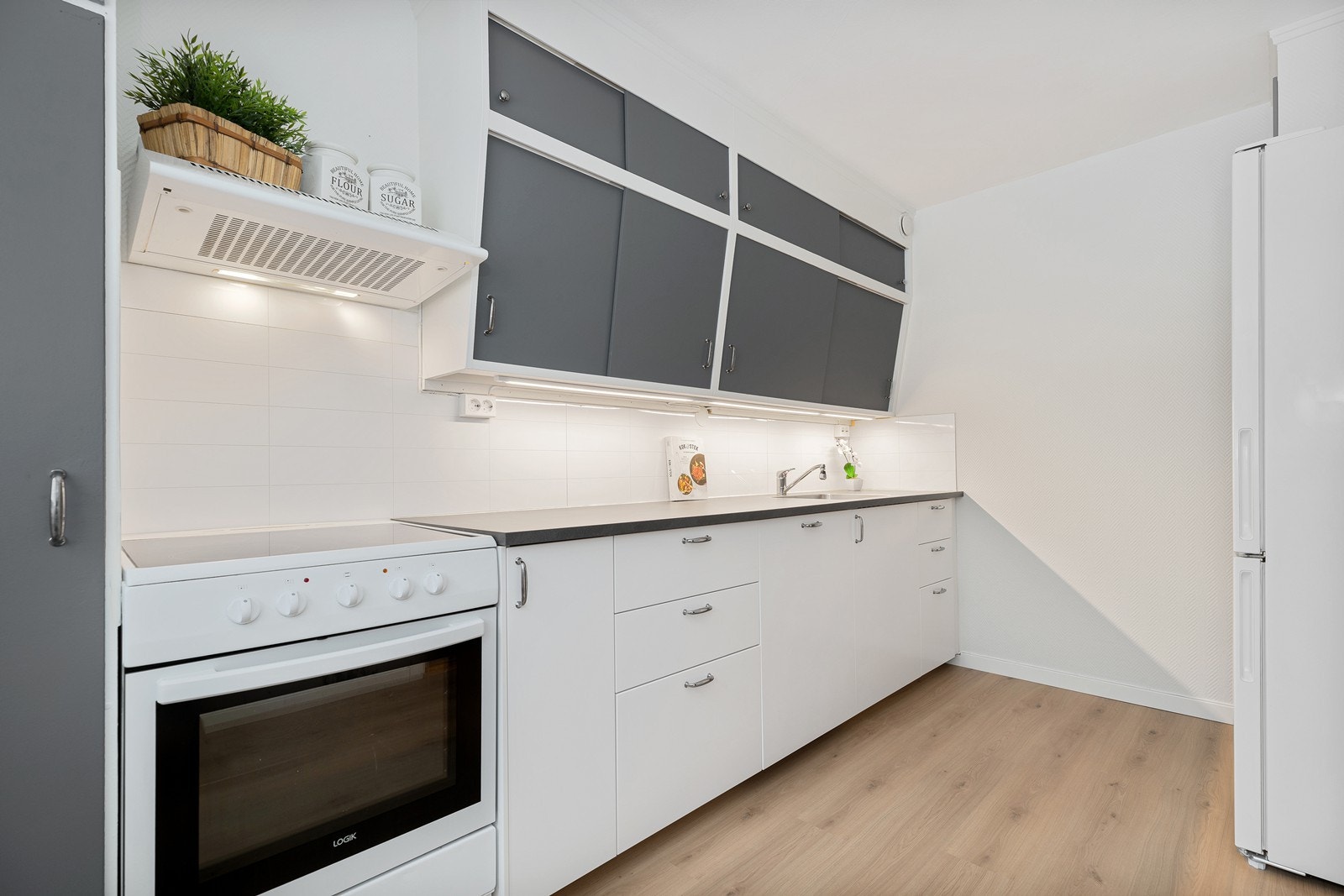 Separat kjøkken med gode oppbevaringsmuligheter i skap og skuffer Galleribilde