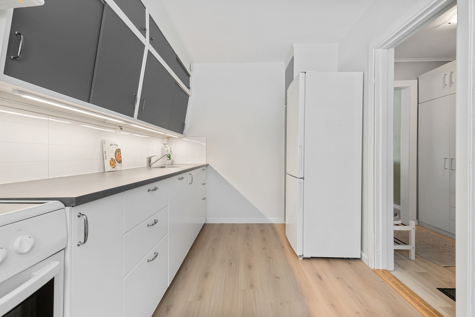 Hvitevarer består av frittstående komfyr, kjøleskap og integrert oppvaskmaskin Galleribilde