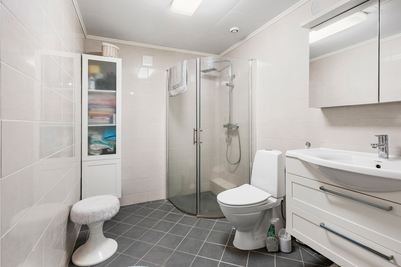 Badet er oppgradert i 2014, flislagt gulv og vegger med varme i gulvet. Galleribilde
