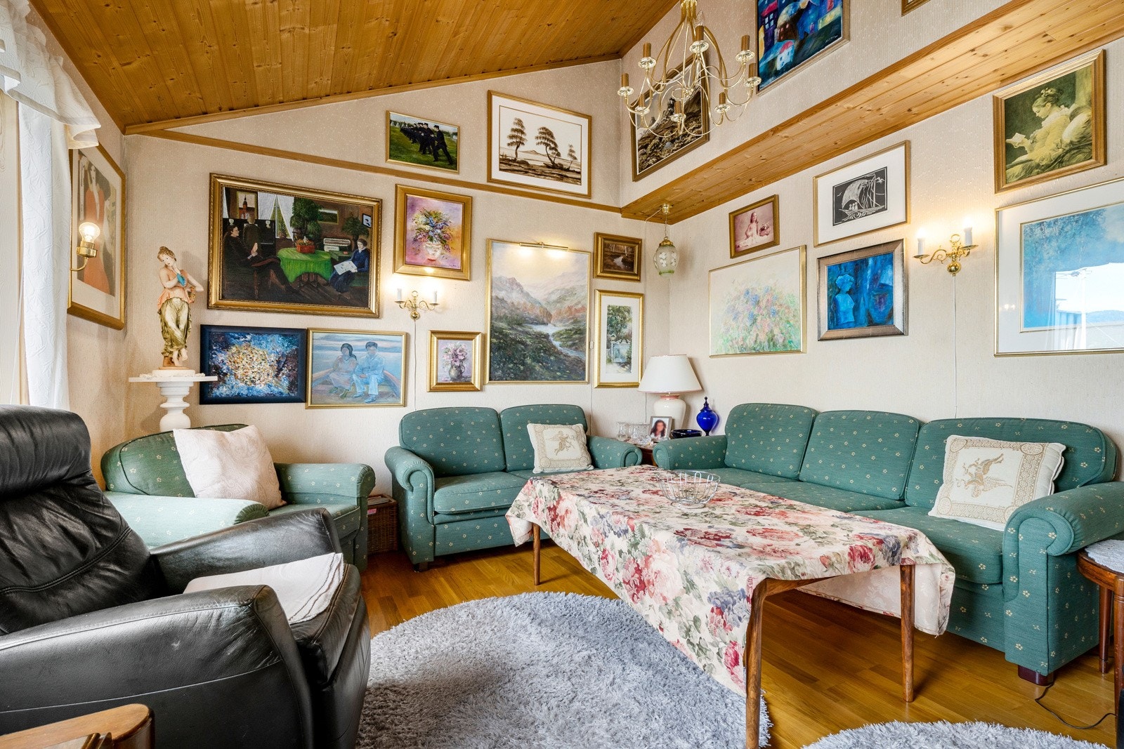 God plass til sofa- og spisegruppe Galleribilde