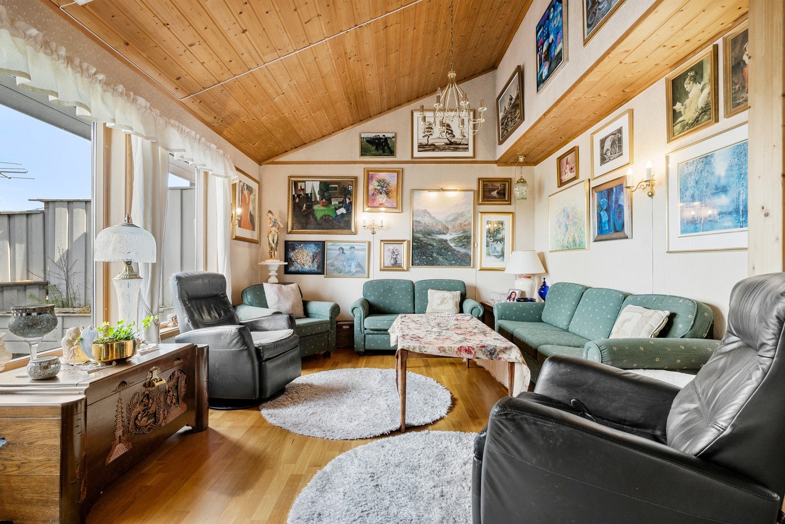 Stue med store vindusflater som slipper inn rikelig med naturlig lys Galleribilde