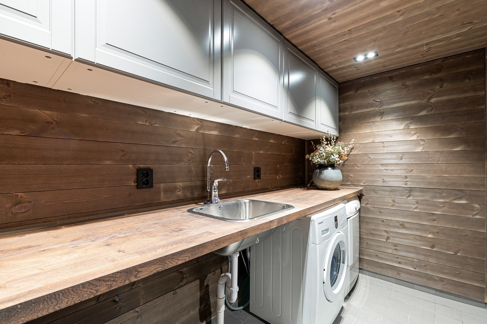 Romsleg vaskerom med mykje god innreiing. Benkeplate i tre, med plass til vaskemaskin og tørketrommel. Galleribilde