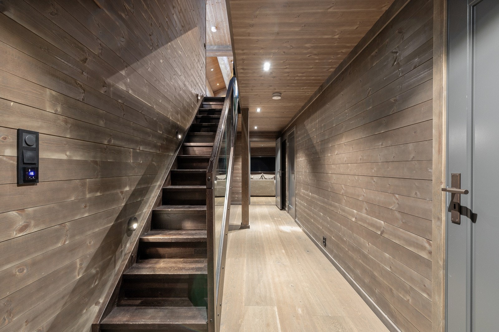 Kjellaren byr på eit romsleg bad, vaskerom, 2 gode bodar, samt ei stor stove. Galleribilde