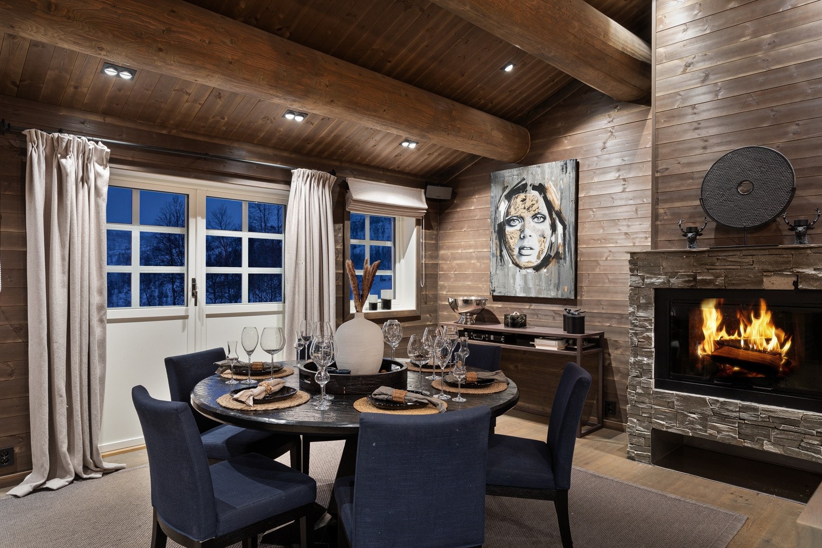 Her kan du nyte middagen med flott utsikt, og den gode varmen frå peisen etter ein lang dag på ski eller andre aktivitetar. Galleribilde