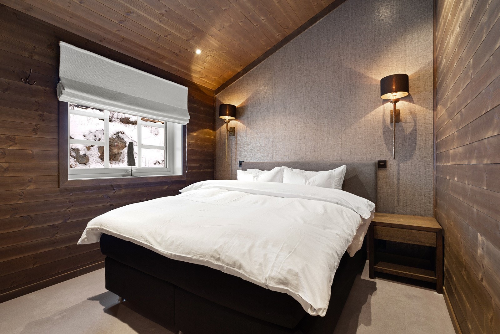 ... dobbeltseng, nattbord, kommode eller garderobeskap. Galleribilde