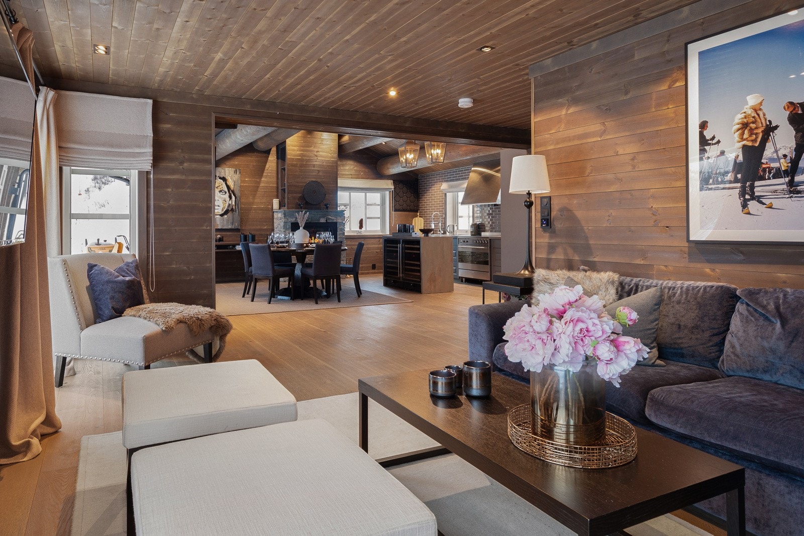 I stova er det synlege takåsar med utstrakt bruk av spotbelysning. Galleribilde