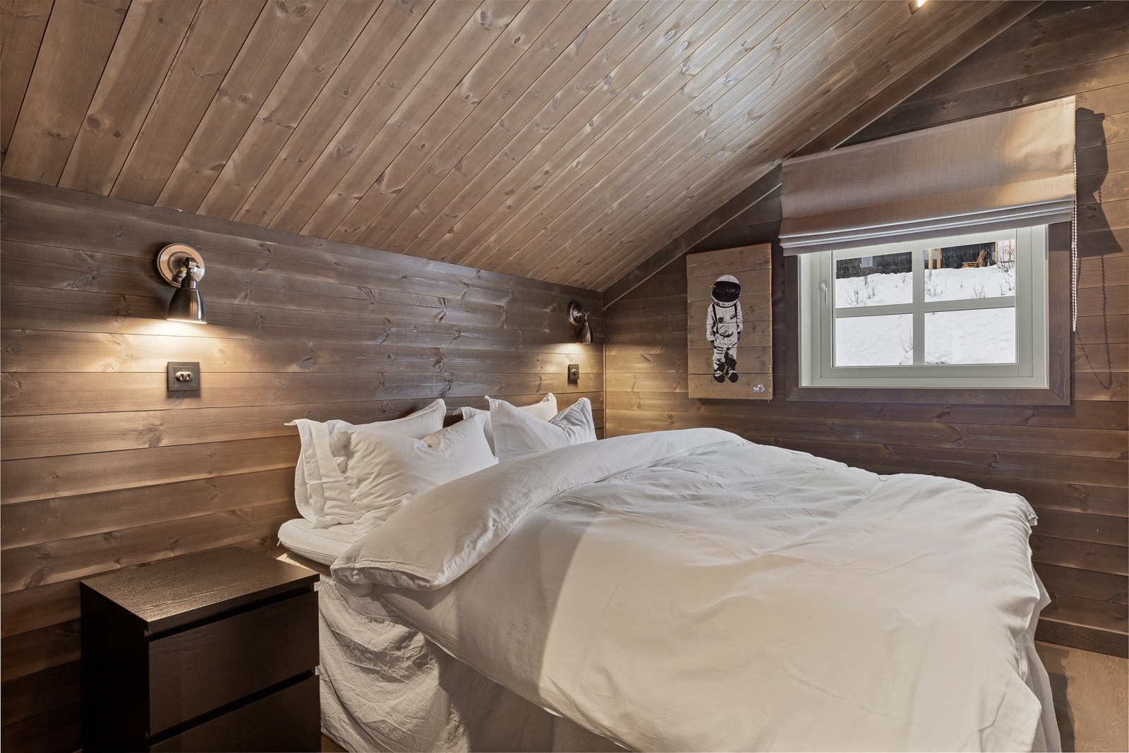 ... nattbord, samt kommode. Galleribilde