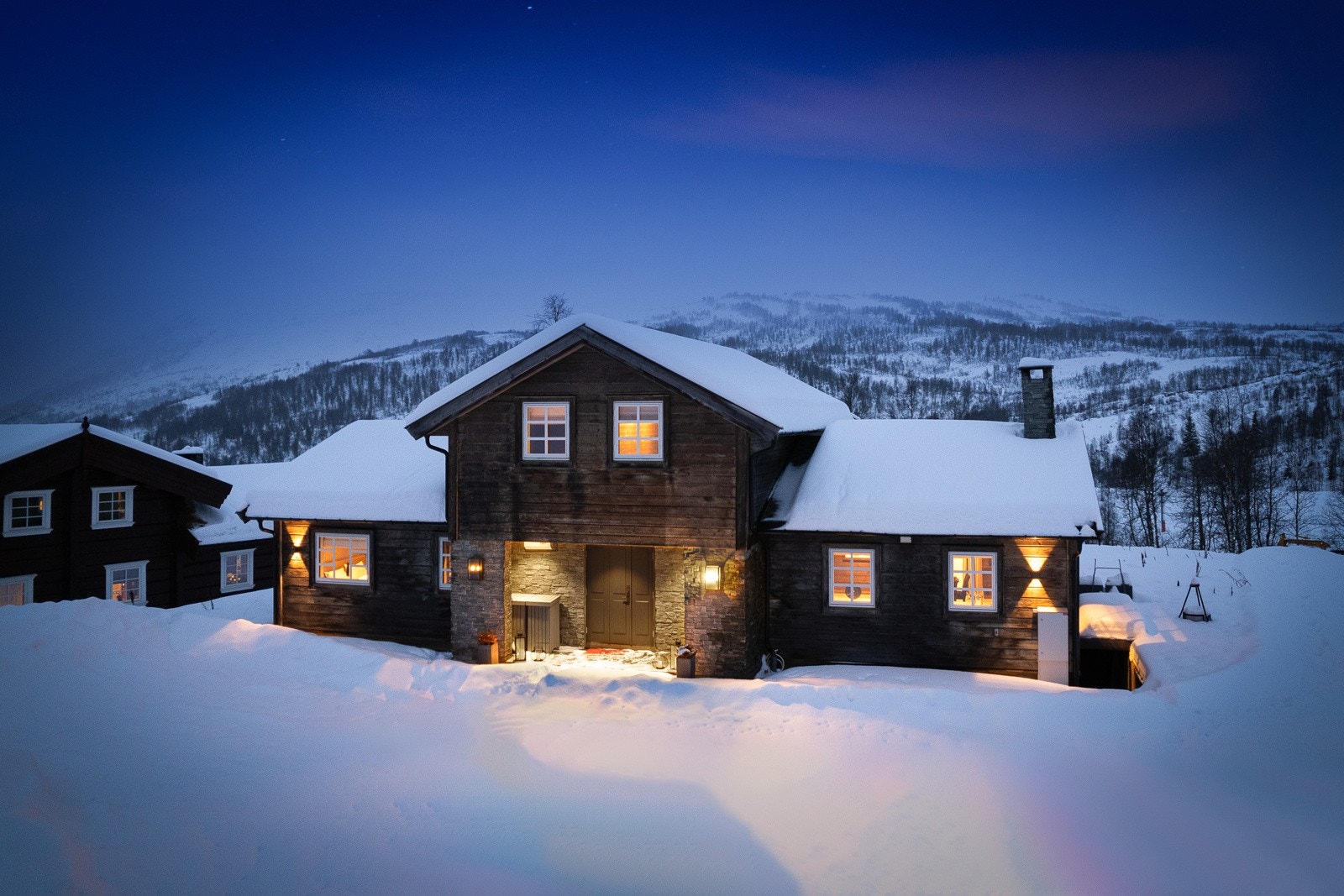 Hytta har eit romsleg tun med fleire biloppstillingsplassar. Eigen inngang til kjellar på høgre side ned til skibod og kjellerstove. Galleribilde