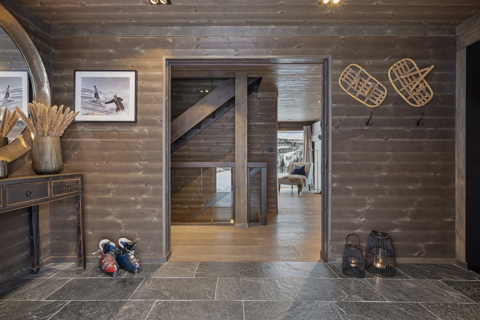 I gangen har ein god plass til å henge frå seg ytterklede, samt eit garderobeskap med god oppbevaring. Galleribilde