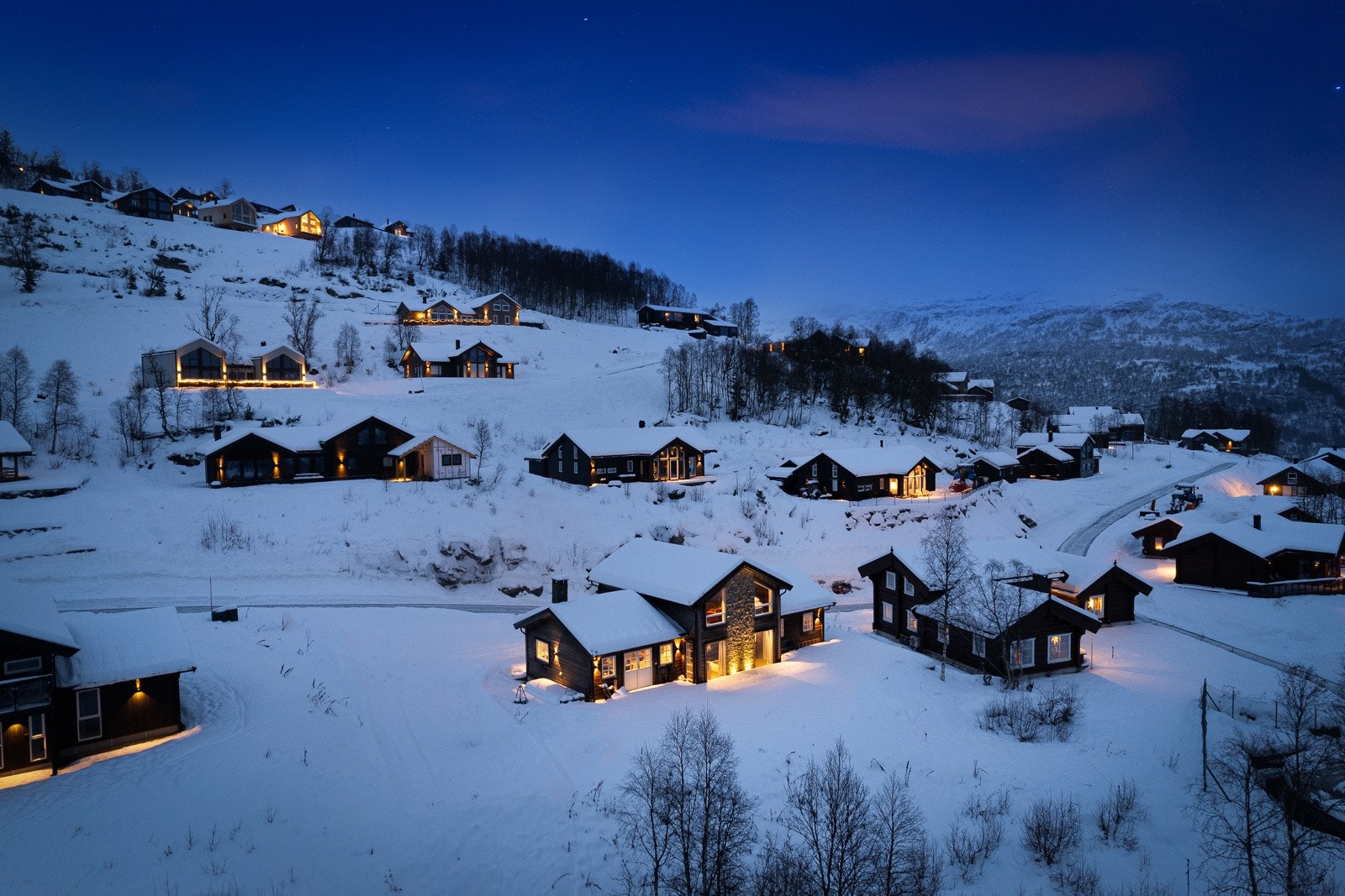 Ei nydeleg fjellhytte på 3.etasjar, med flott beliggenheit med ski-in, ski-out. Galleribilde