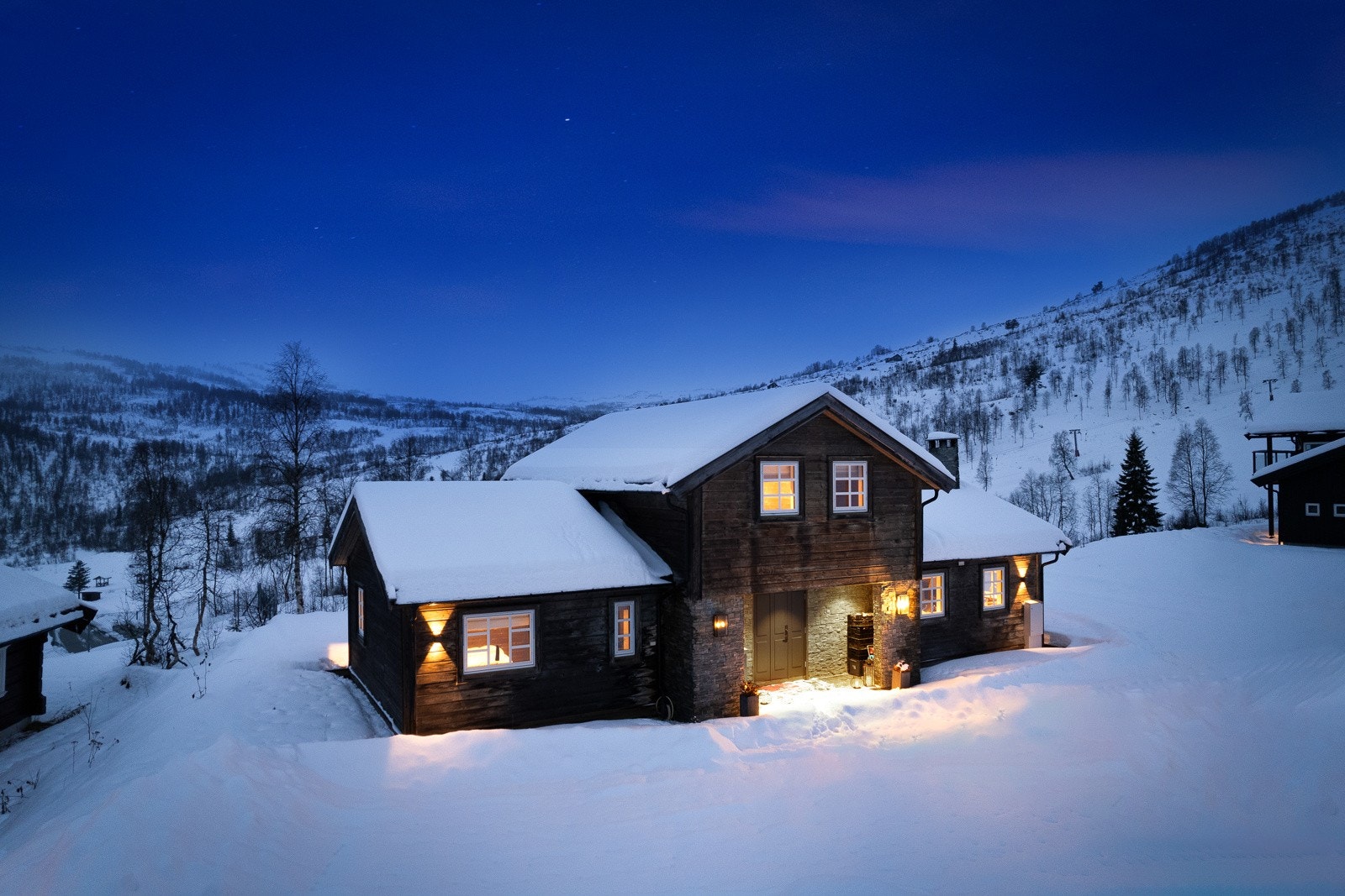 Hytta blei oppført i 2016, og held høg standard og har gode planløysingar. Galleribilde