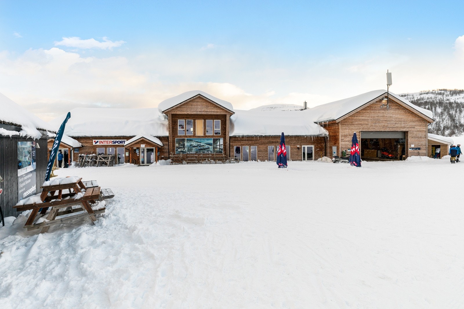 Kort veg med til Dalalåven. Her finn du cafe på dagen og afterski om kvelden. Galleribilde