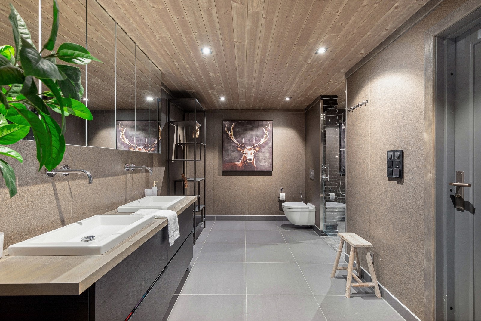 Lekkert bad med flisar på golv og del av veggar. Resterande veggar har vinyl. Varmekablar i golv. Galleribilde