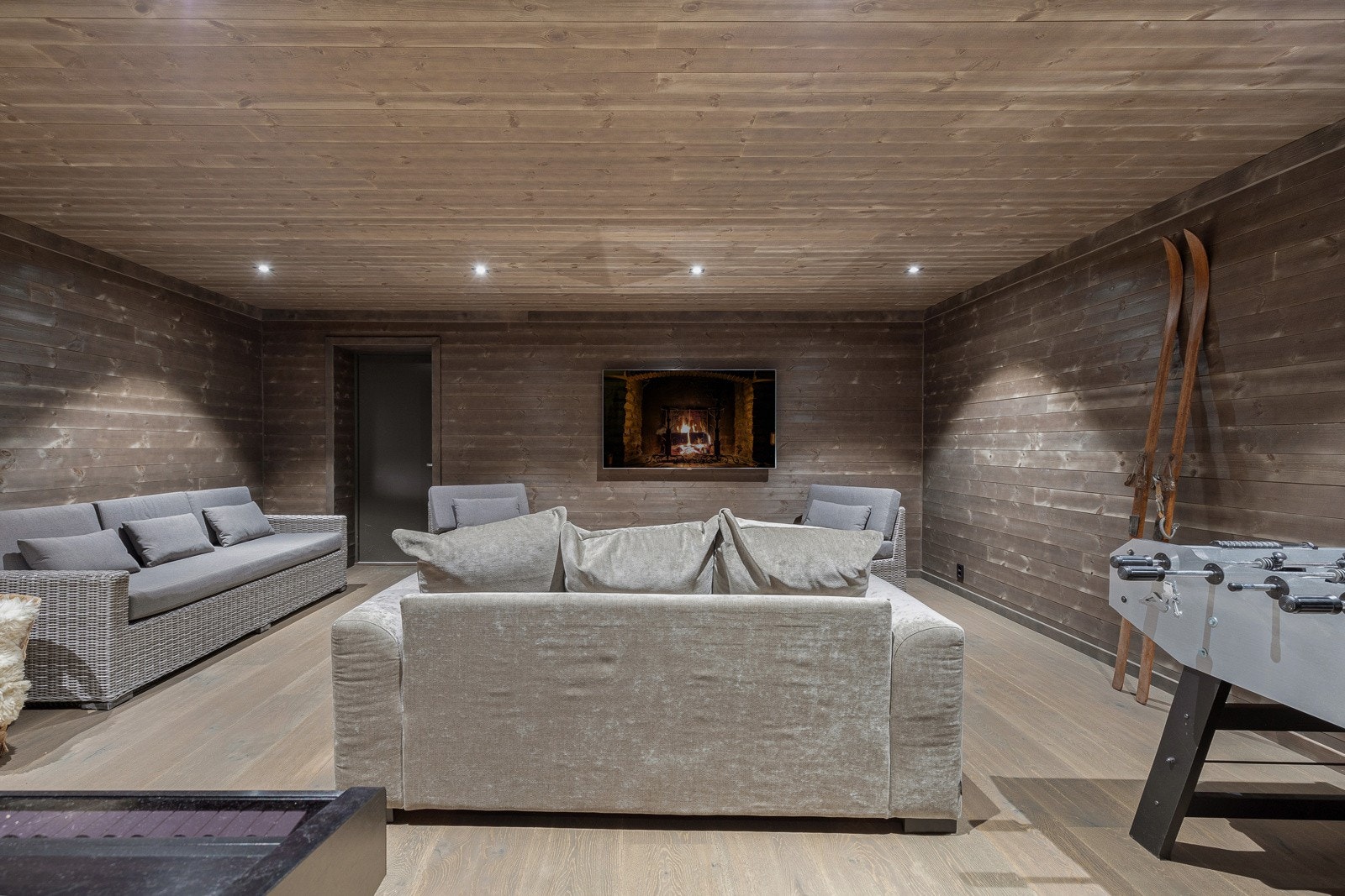 Kjellarstove som rommar mykje. Her kan ein samle familien til koselege filmkveldar etter ein lang dag ute i skibakken! Galleribilde