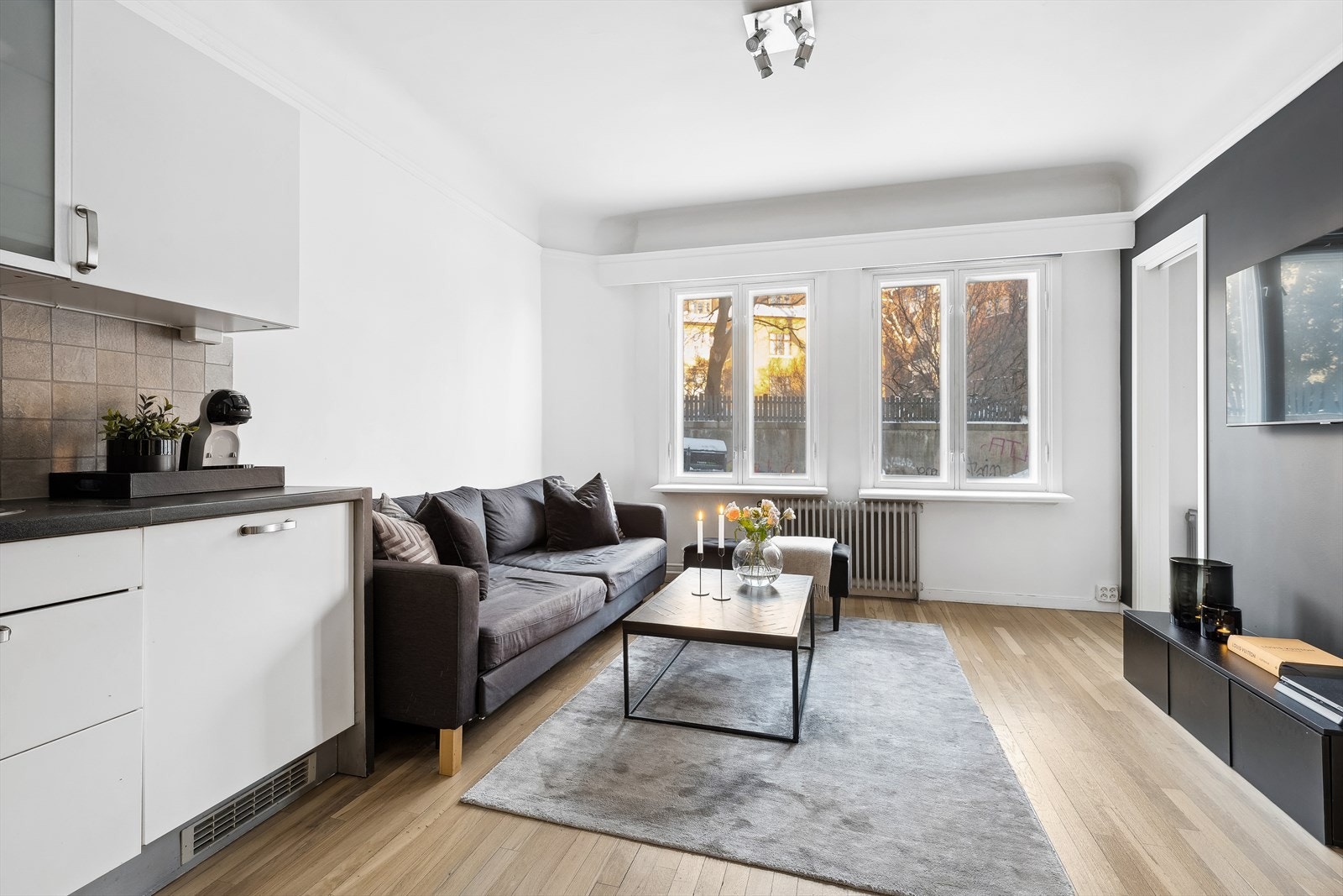 Store vindusflater og åpen stue/kjøkken-løsning skaper en lys og trivelig atmosfære. Galleribilde