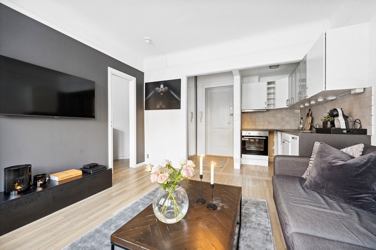 Store vindusflater og åpen stue/kjøkken-løsning skaper en lys og trivelig atmosfære Galleribilde