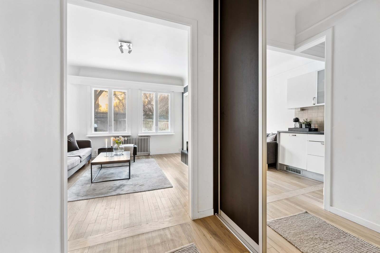 Entrè med skyvedørsgarderobe. Galleribilde