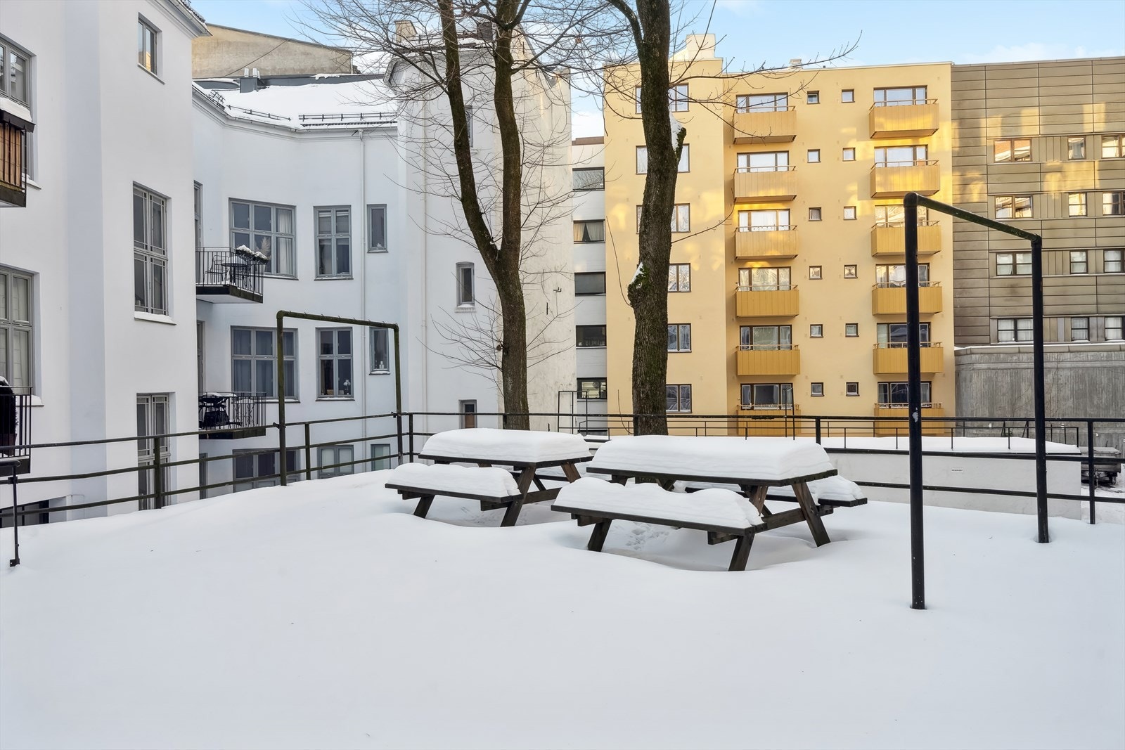 Aksjelaget har en flott bakgård med sittegrupper. Galleribilde