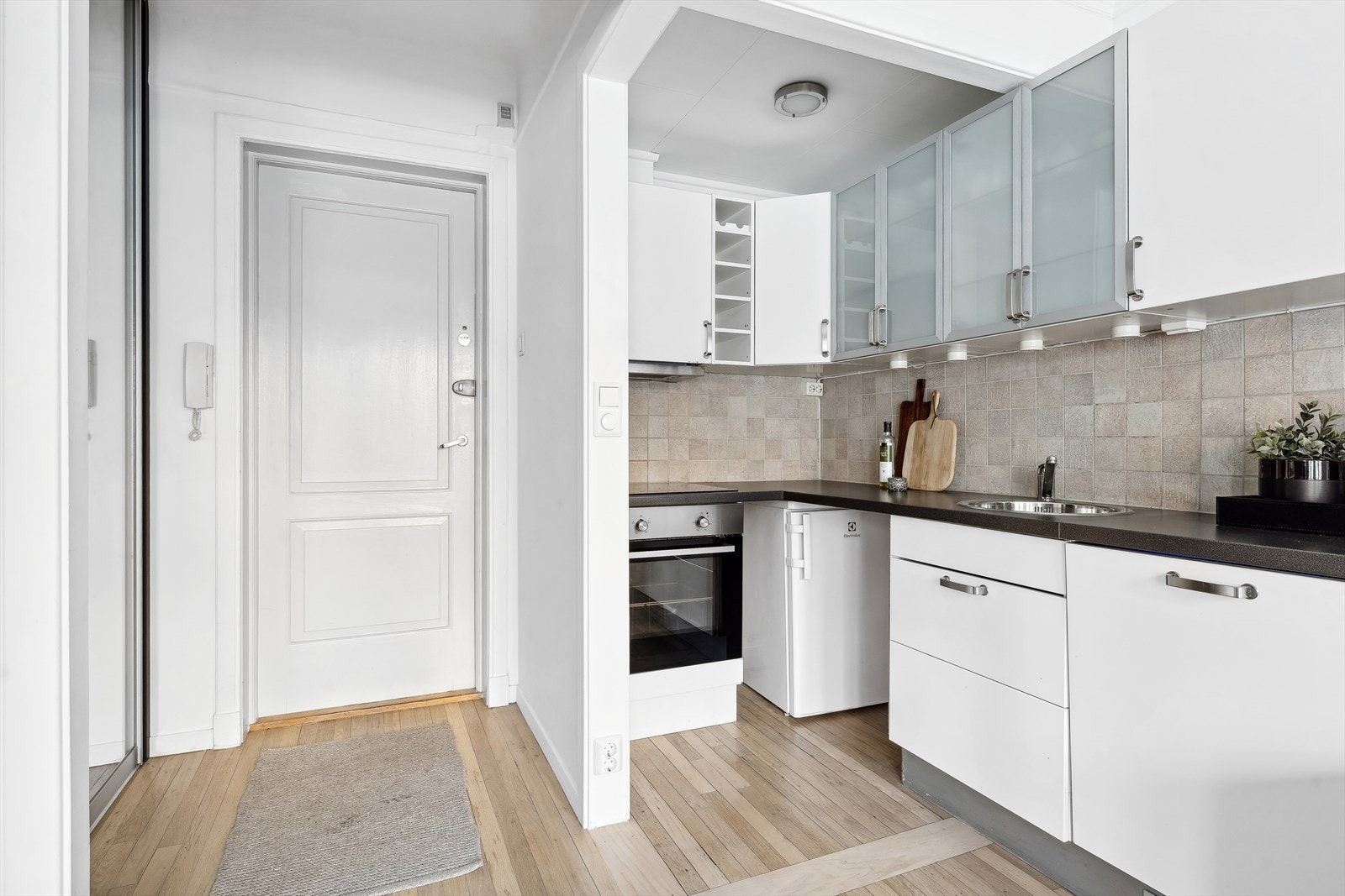 Kjøkkenet har gode og bruksvennlige løsninger. Godt med benke-og skaplass. Galleribilde