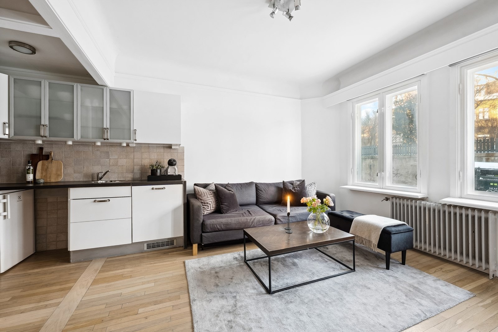 Lyse overflater og god takhøyde gir en luftig romfølelse Galleribilde