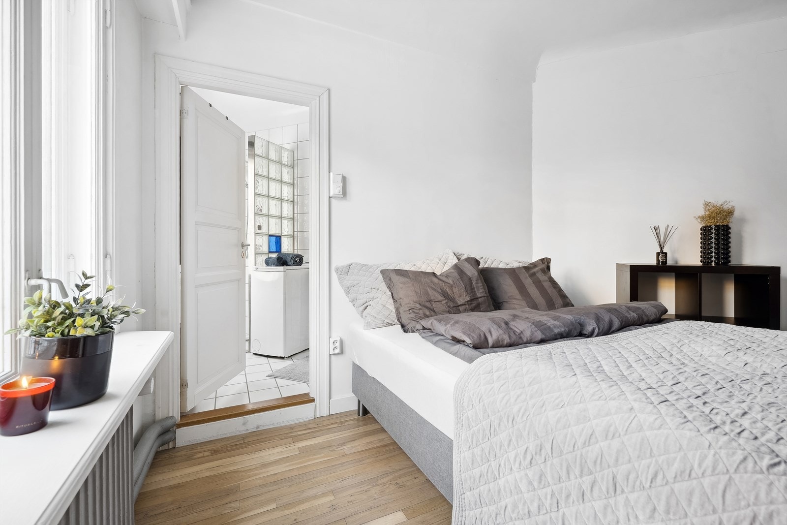 Soverom med inngang til bad. Galleribilde