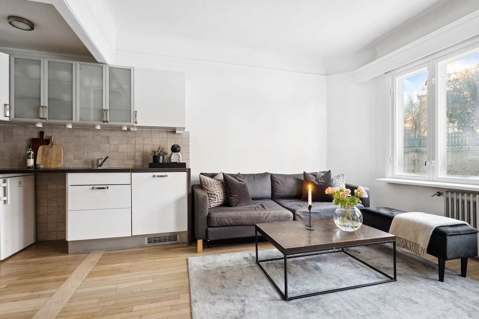 Lyse overflater og god takhøyde gir en luftig romfølelse. Galleribilde